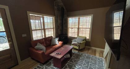 Secluded Cabin on private 60 acre lake 10 minutes from Tupelo