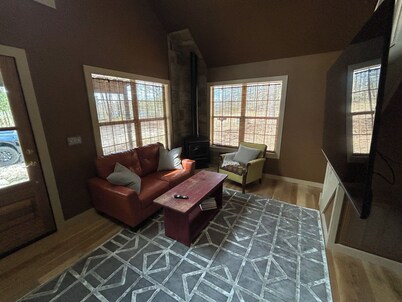 Secluded Cabin on private 60 acre lake 10 minutes from Tupelo