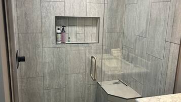 Douche, serviettes fournies, savon, shampoing