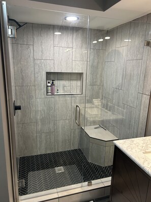 Dusche, Handtücher, Seife, Shampoo