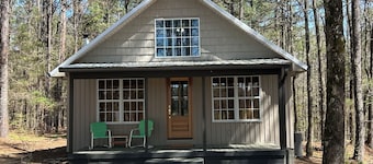 Secluded Cabin on private 60 acre lake 10 minutes from Tupelo