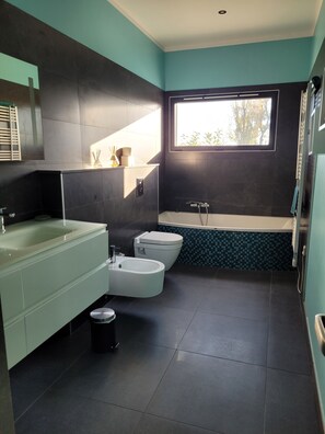 Shower, hair dryer, bidet, towels - Large villa with pool for families (Castellare-di-Casinca)