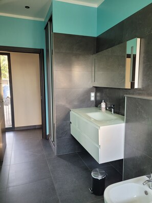 Shower, hair dryer, bidet, towels - Large villa with pool for families (Castellare-di-Casinca)
