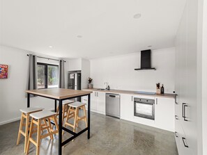 Oven, stovetop, dishwasher, coffee/tea maker - The Quiet Shed - Peaceful rural studio near wineries (Metricup)