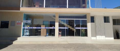 Un edificio con un letrero que dice 'POUSADA' y un escaparate con puertas de cristal.