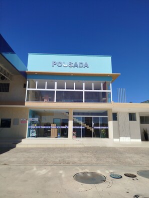 Vista frontal de la propiedad