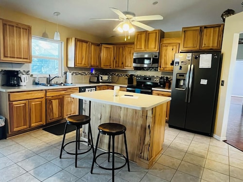 3-bedroom house in peaceful Cocoa with cool AC and pretty poolside views