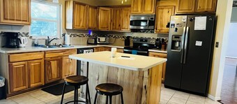 3-bedroom house in peaceful Cocoa with cool AC and pretty poolside views