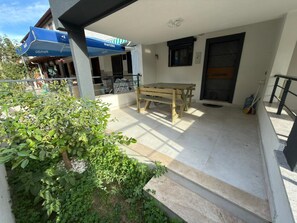 Outdoor dining - Luxury Beachfront Villa John – Steps from the Sea (Kusadasi)