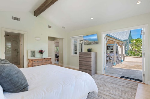 NEW Steps to the Sand on Mesa Lane 3 BD 2BA with Jacuzzi!