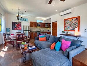 Departamento estándar, balcón | Área de sala de estar