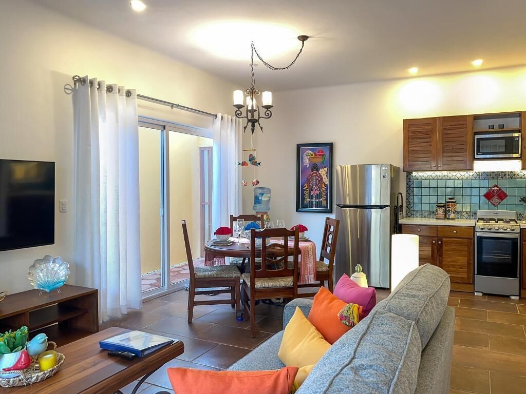 Departamento estándar, vista a la alberca | Área de sala de estar