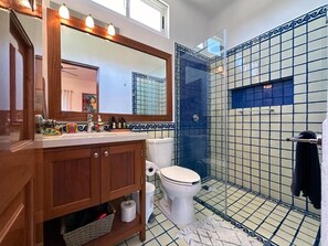 Standard Apartment, Balcony | Bathroom | Hair dryer, towels, shampoo, toilet paper