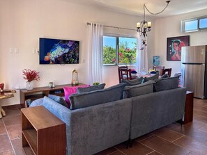 Apartemen Standar, balkon | Area keluarga | TV