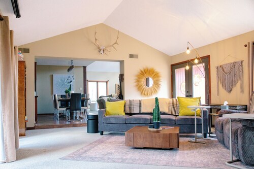 Secluded Arkansas Grand Canyon Lodge • Pool + Hot Tub • Sleeps 16+