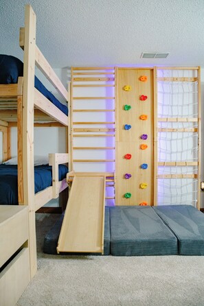 6 bedrooms, desk, iron/ironing board, travel crib