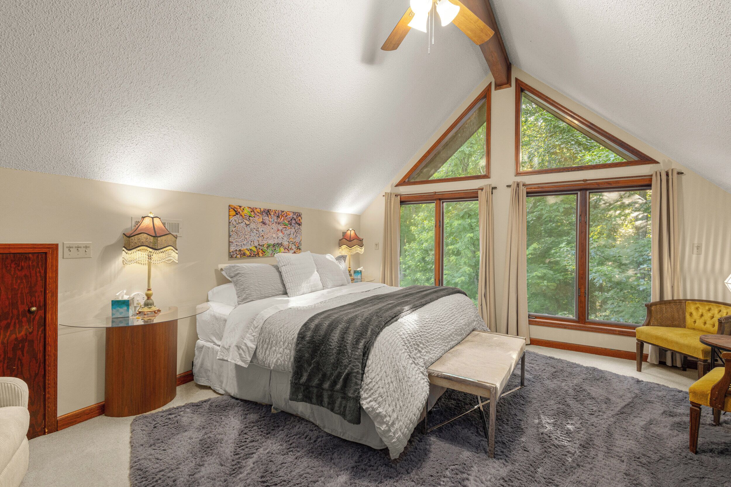 6 bedrooms, desk, iron/ironing board, travel crib