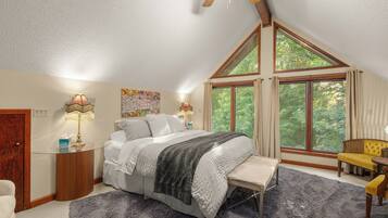 6 bedrooms, desk, iron/ironing board, travel crib