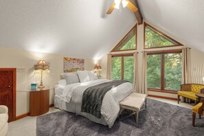 6 bedrooms, desk, iron/ironing board, travel cot