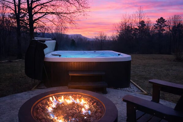 Outdoor spa tub
