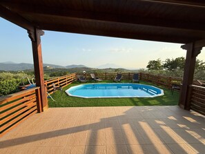 Terrace/patio - Villa with pool surrounded by greenery, ideal for those seeking relaxation and nature. (Avella)