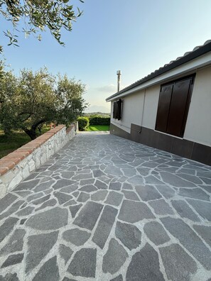 Property grounds - Villa with pool surrounded by greenery, ideal for those seeking relaxation and nature. (Avella)