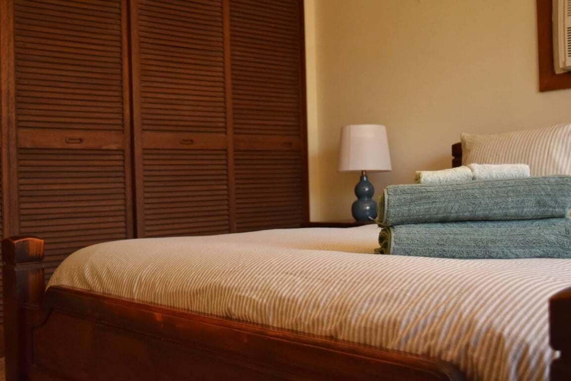 3 bedrooms, desk, iron/ironing board, bed sheets
