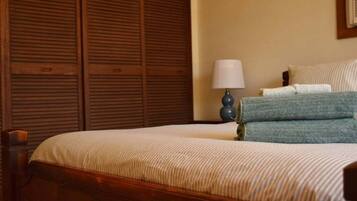 3 bedrooms, desk, iron/ironing board, bed sheets