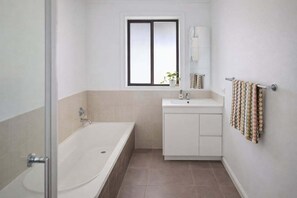 Bathroom - Yarrawonga Family Getaway Near Lake Mulwala + BBQ (Moira)