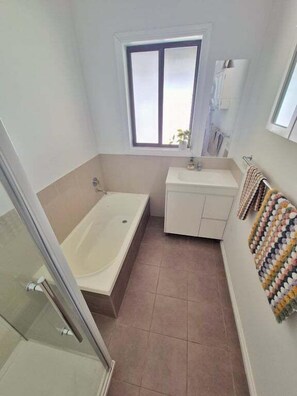 Hair dryer, towels, soap, shampoo - Yarrawonga Family Getaway Near Lake Mulwala + BBQ (Moira)