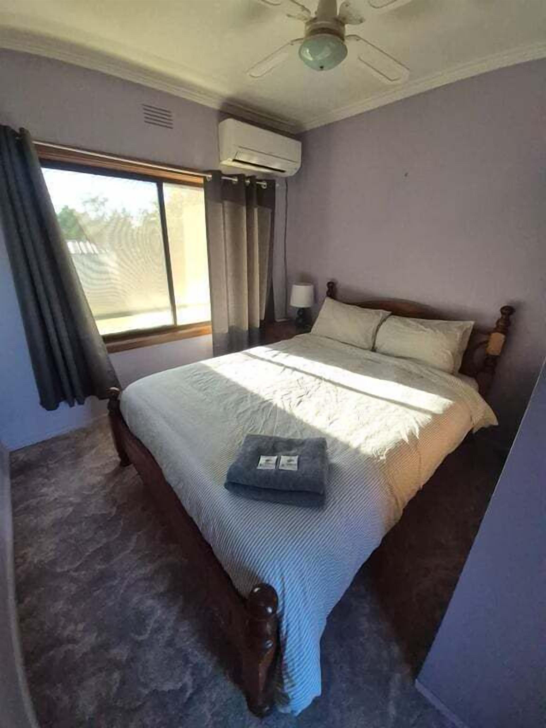 3 slaapkamers, een bureau, een strijkplank/strijkijzer, beddengoed