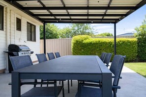 Outdoor dining - Yarrawonga Family Getaway Near Lake Mulwala + BBQ (Moira)