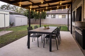 Outdoor dining - Yarrawonga Family Getaway Near Lake Mulwala + BBQ (Moira)
