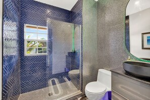 Dusche, Whirlpool, Haartrockner, Bidet