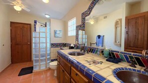 Shower, towels, shampoo - Spacious Home in Las Conchas Villa de la Playa (Puerto Peñasco)