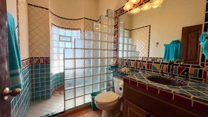 Shower, towels, shampoo - Spacious Home in Las Conchas Villa de la Playa (Puerto Peñasco)