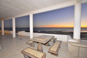 Outdoor dining - Spacious Family Beachfront Home Villa Dei Sogni (Puerto Peñasco)