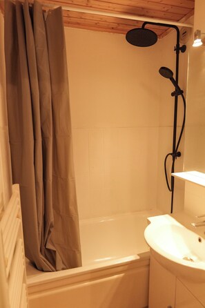 Bathroom - Vrbo Property (Thollon-les-Mémises)