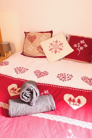 Room - Vrbo Property (Thollon-les-Mémises)