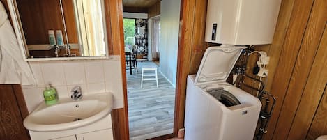 Douche, sèche-cheveux, bidet, serviettes fournies