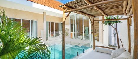 วิลล่าสำหรับครอบครัว, ระเบียง, วิวสวนหย่อม | สระว่ายน้ำ