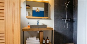 Shower, towels, toilet paper - Souf Van wooden bungalow - Au jardin d'Eole (Sainte-Rose)