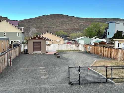 RV parking in Sunland, close to park and store. No bathroom. No septic dump.