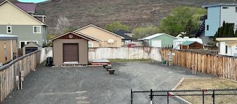 RV parking in Sunland, close to park and store. No bathroom. No septic dump.