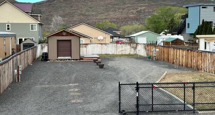 RV parking in Sunland, close to park and store. No bathroom. No septic dump.