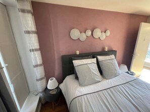 1 slaapkamer, een strijkplank/strijkijzer, reisbedje, gratis wifi
