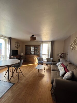 TV - Spacious and cosy, elevator, historic center (Sarlat-la-Canéda)