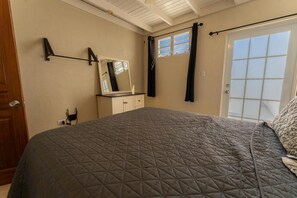 Tabla de planchar con plancha, wifi y ropa de cama 