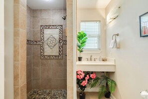Shower, hair dryer, towels, shampoo - Lookout & Paradise - 2 Units On the Beach! (Surfside Beach)