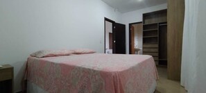 3 bedrooms, free WiFi - House 50 m² beach, suite, air conditioning and barbecue. (Pontal do Paraná)